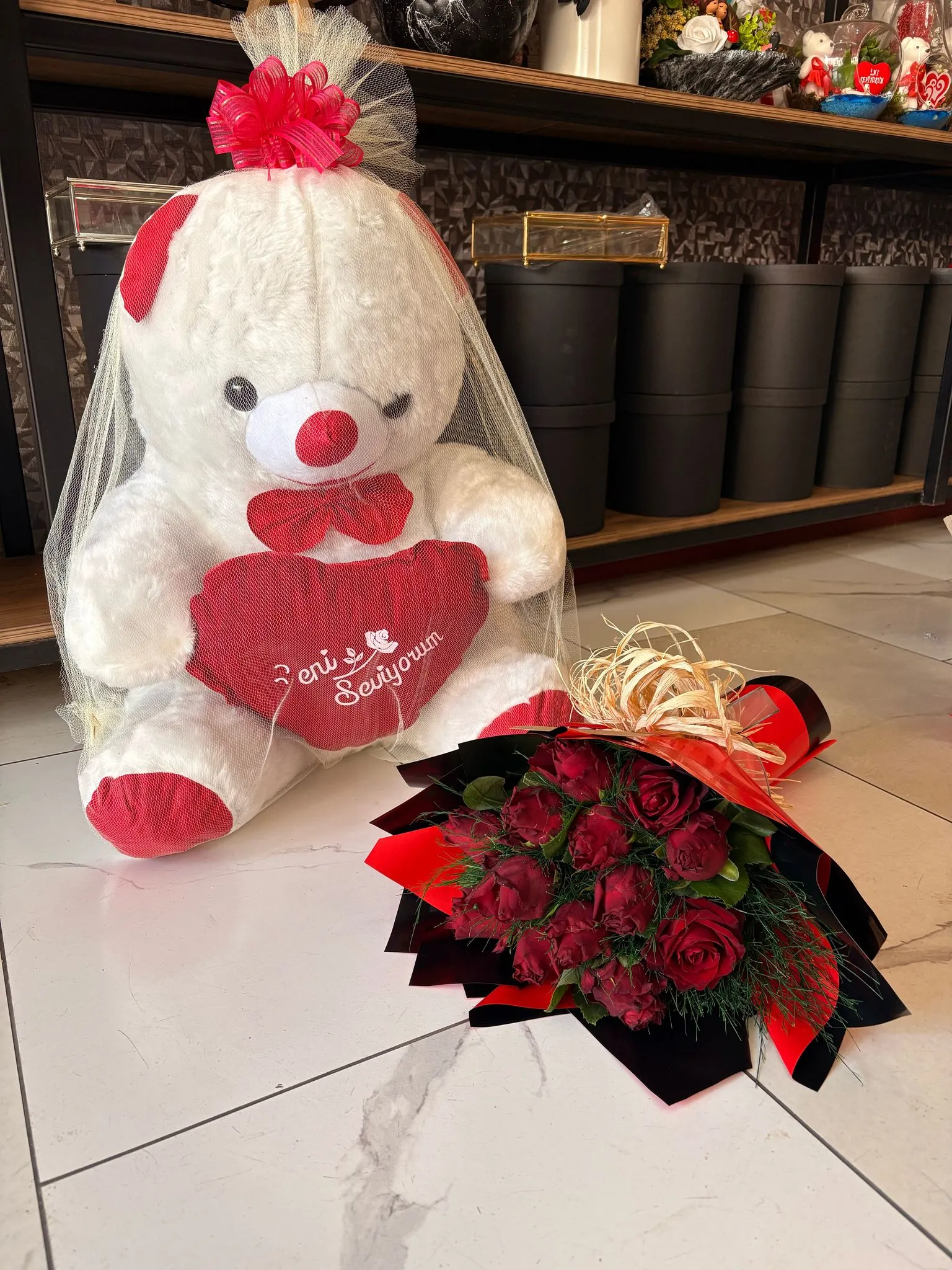 Ayıcık Yanında Gül Buketi 1