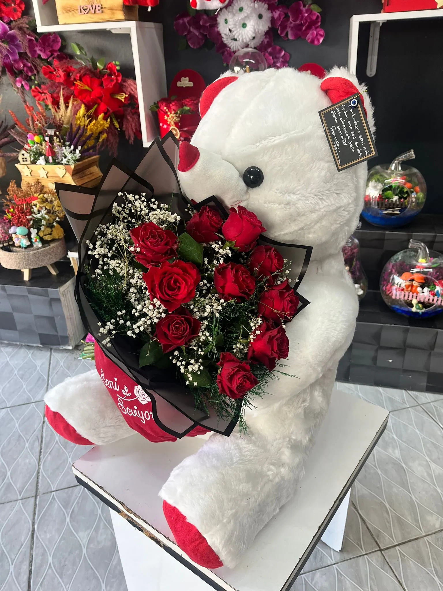 AYICIK KUCAĞINDA GÜL BUKETİ 1